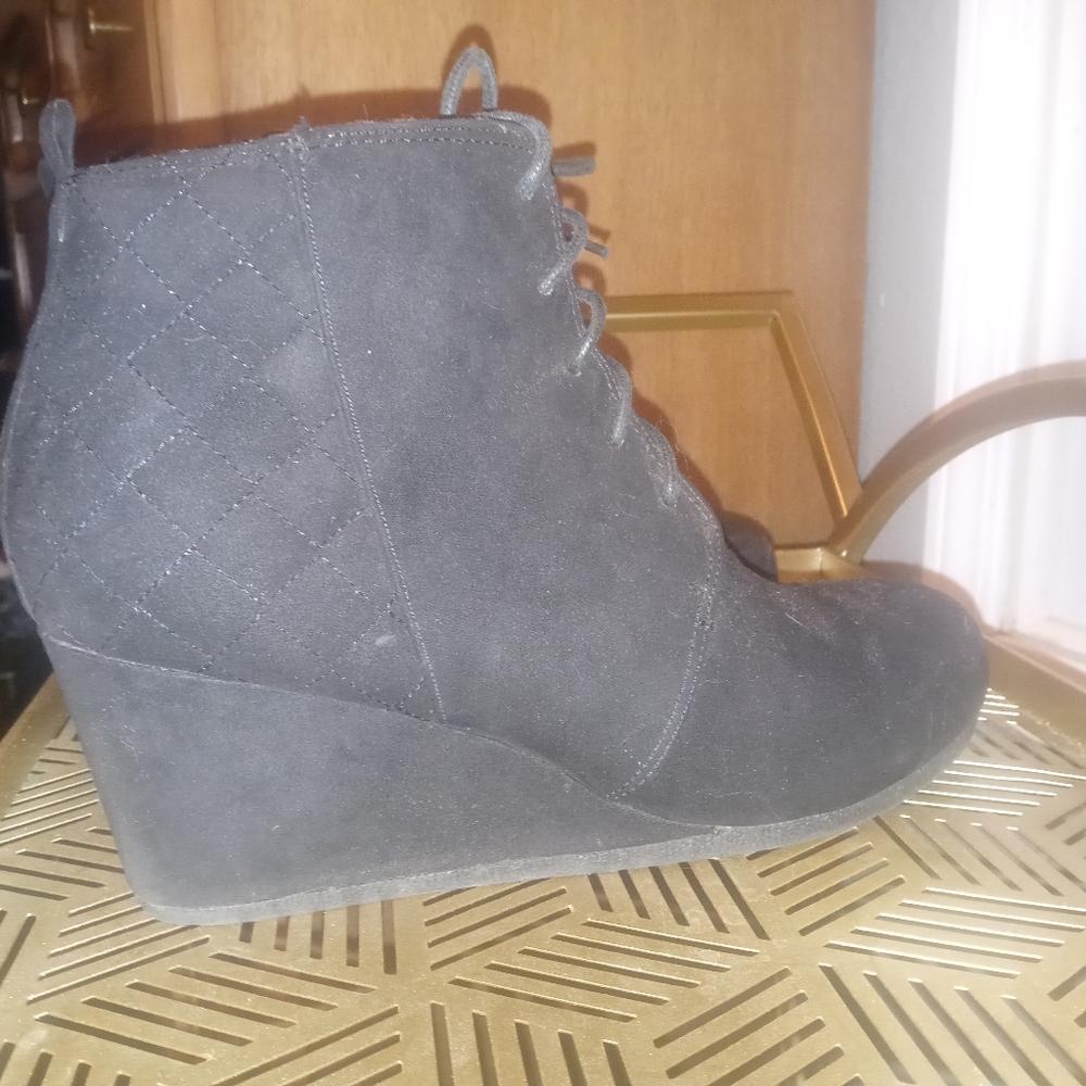 10W Cato Black suede wedges